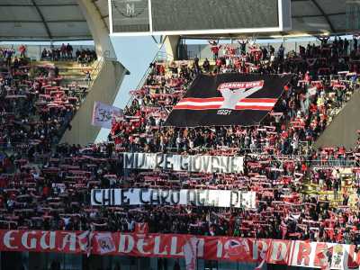 ...mentre gli ultras della curva nord, settore che offre sempre un bel colpo d'occhio a prescindere dalla categoria, dedica uno striscione a un tifoso scomparso